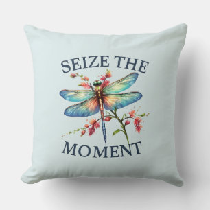 Den Moment nutzen - Künstlerische Libelle Kissen