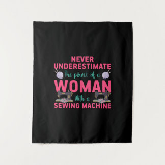 Den Power einer Frau mit einer Nähmaschine löschen Wandteppich