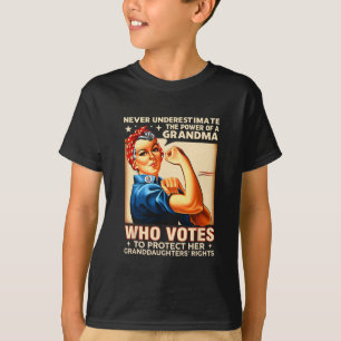 Den Power eines Oma, das abstimmt, unterschätzen T-Shirt