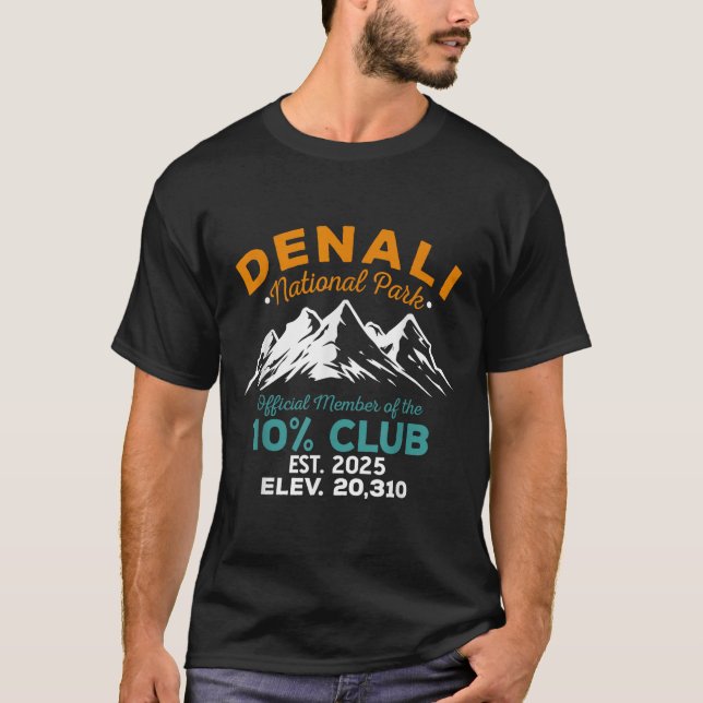 Denali 10 Prozent Club Wandern Abenteuer Est 2025 T-Shirt (Vorderseite)
