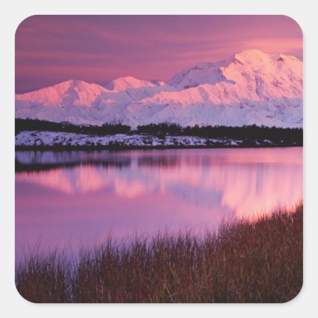 Denali bei Sonnenuntergang vom Reflektionteich Quadratischer Aufkleber (Vorderseite)
