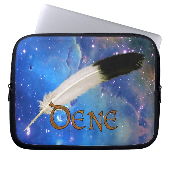 DENE Nation & Feather Space Laptop Sleeve (Vorderseite)