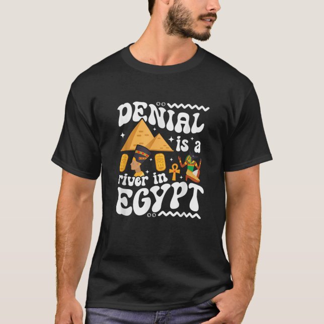 Denial ist ein Fluss in Ägypten Trendy Funny Gen Z T-Shirt (Vorderseite)