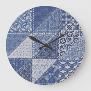 Denim-Dreieck-Patchwork-Vintage-Textur. Große Wanduhr