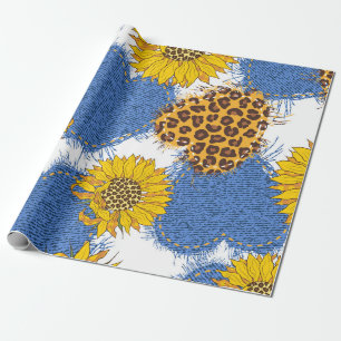 Denim-Herzen aus Stoff mit zerrissenen Kanten und  Geschenkpapier