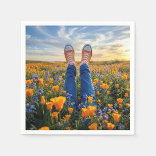 Denim-Jeans und orange Sneaker in Blumen Serviette
