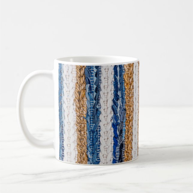 Denim-Patchwork: Teppich aus recycelten Jeans. Kaffeetasse (Links)