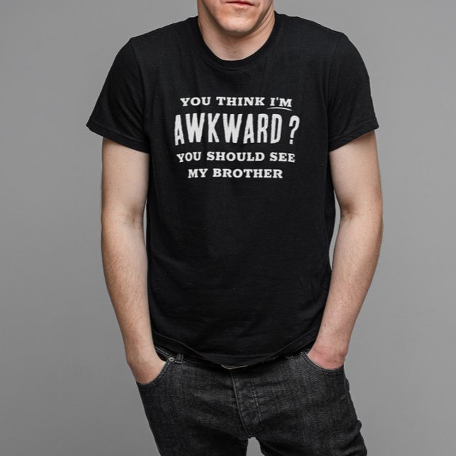 Denk, ich bin wkward sehen meinen Bruder lustig T-Shirt (You think I'm awkward? You should see my brother. A funny tshirt that makes a great gag gift,)