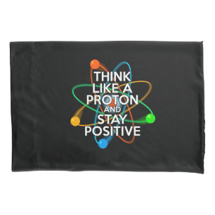DENKE WIE EIN PROTON UND BLEIBE POSITIV KISSENBEZUG