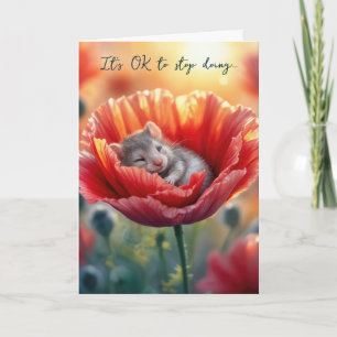 Denken Sie an die Maus in einem roten Mohn nistled Karte
