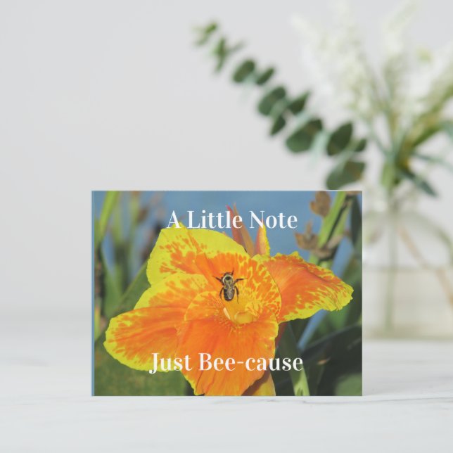 Denken Sie an Sie Bee Pun Canna Lily Blume Postkarte (Stehend Vorderseite)