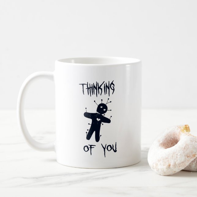 Denken Sie an Sie - Funny Halloween Voodoo Doll Kaffeetasse (Mit Donut)