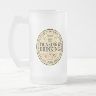 Denkende und trinkende mattierte GlasTasse Mattglas Bierglas