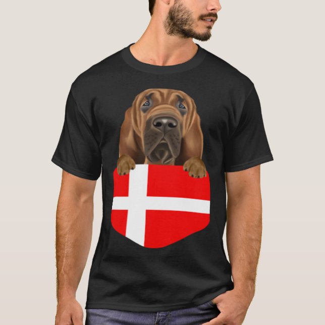 Denmark Flag Bloodhound Dog In Pocket T-Shirt (Vorderseite)