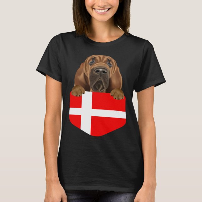 Denmark Flag Bloodhound Dog In Pocket T-Shirt (Vorderseite)