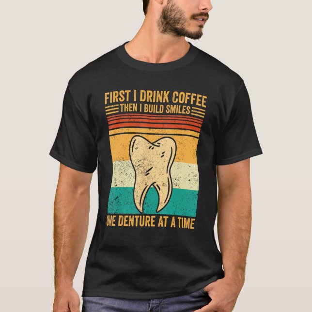 Dental Lab Tech Technician Coffee Build Smiles Den T-Shirt (Vorderseite)