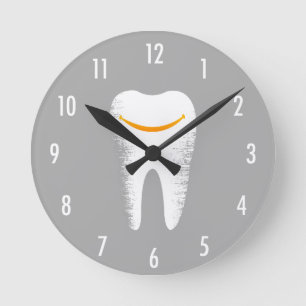 Dentist Smiling Tooth Modern Silver Dental Office Runde Wanduhr