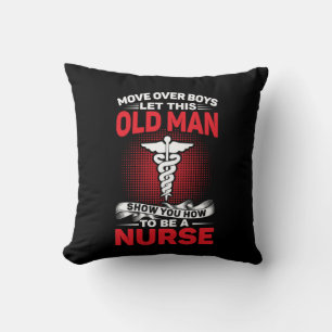 Der alte Mann Ließ mit einem Geschenk über Jungen Kissen