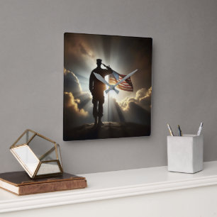 Der amerikanische Soldat Saluting der Fahne der Ve Quadratische Wanduhr