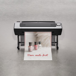 Der Anfang Ihrer Schönheit beginnt mit Ihrem Nagel Poster