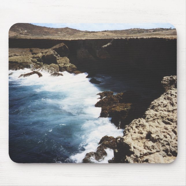 Der Aruba-Ozean bricht auf den Felsen ab Mousepad (Vorne)