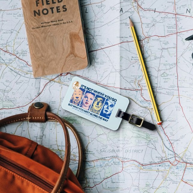 Der Assistent von OZ™ | Wer Sie unterwegs treffen Gepäckanhänger (Luggage tag on table)