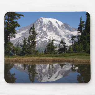 Der Berg Rainier spiegelt sich im Bergsee wider Mousepad