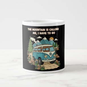 Der Berg ruft Retro Camper Van Natur Jumbo-Tasse