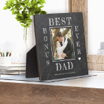 Der beste Bonus Papa je Stiefvater Vatertag Foto Fotoplatte<br><div class="desc">Stepdad Bondad Papa Happy Vatertag kühn weiße Typografie auf dunkelgraue Holzkohle rustikale Chalkboard Custom Foto personalisiert Keepake Plakette mit Ihrem Text,  und Unterschrift.</div>