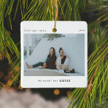Der beste Sister-Foto der personalisierten Welt Keramikornament<br><div class="desc">Stilvolle Weihnachtsbaumschmuck aus Foto mit klassischer Typografie "die beste Schwester der Welt" in Schwarz auf einem schlichten, minimalweißen Hintergrund. Foto, Text, Name/n und Jahr lassen sich leicht anpassen, um diesen Ornament für Sie einzigartig und persönlich zu machen. Ein einfaches, minimalistisches und zeitgenössisches Weihnachtsdesign, um Ihre Schwester lassen, weiß, wie sehr...</div>
