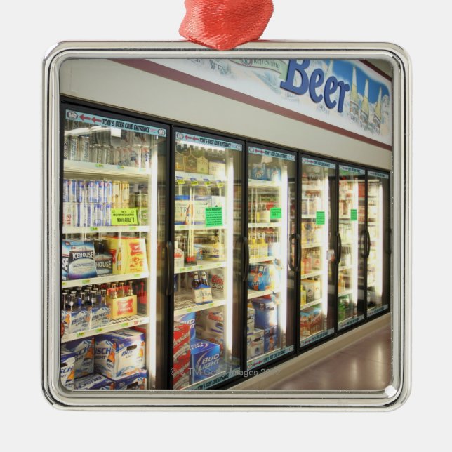 Der Bierabschnitt eines Iowa-Gemischtwarenladens. Silbernes Ornament (Vorne)
