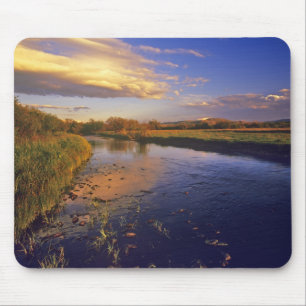 Der Big Hole River am letzten Licht in der Nähe v Mousepad