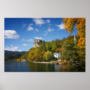 Der Bledsee mit Bäumen in Herbstfarben in Slowenie Poster
