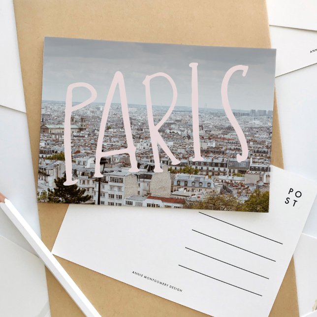 Der Blick auf die von Hand geschriebene Postkarte  (Paris hand-lettering photography travel postcard.)