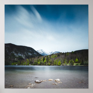 Der Bohinjsee mit den Alpen in Slowenien Poster