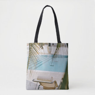 Der braune und schwarze Sessel neben dem Pool im S