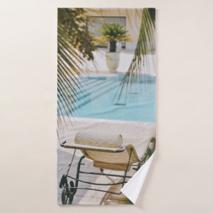 Der braune und schwarze Sessel neben dem Pool im S Badehandtuch