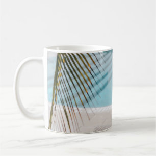Der braune und schwarze Sessel neben dem Pool im S Kaffeetasse