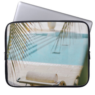 Der braune und schwarze Sessel neben dem Pool im S Laptopschutzhülle