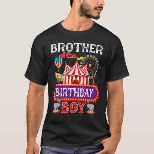 Der Bruder des Geburtstags Ringmeisters umkreist s T-Shirt
