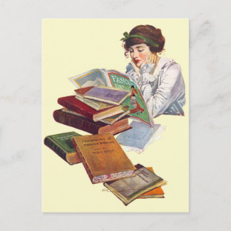Der Bücherwurm liest eine Modezeitschrift Postkarte