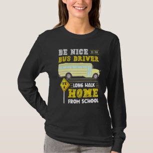 Der Busfahrer hat von der Schule aus einen langen T-Shirt