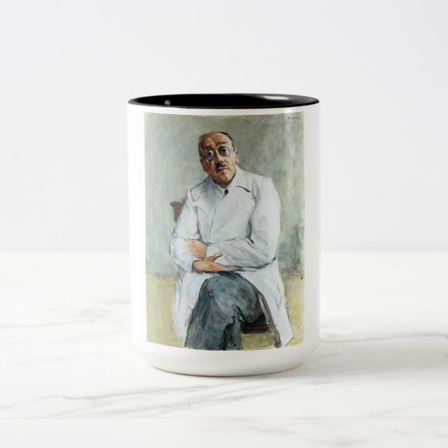 Der Chirurg (von Max Liebermann) Zweifarbige Tasse (Mittel)