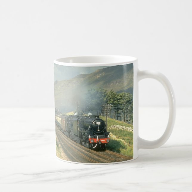Der dampf-geschleppte Zug der britischen Eisenbahn Tasse (Rechts)