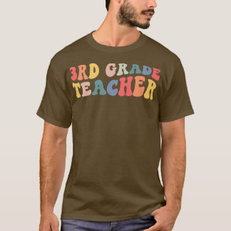 Der dritte Lehrer der dritten Klasse geht zurück a T-Shirt
