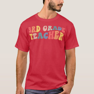 Der dritte Lehrer der dritten Klasse geht zurück a T-Shirt