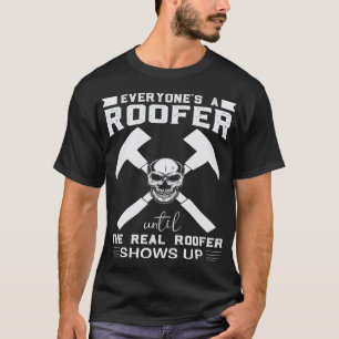 Der echte Roofer zeigt sich auf dem sonnigen Dachd T-Shirt