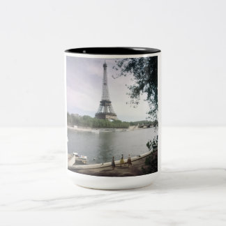 Der Eiffelturm. Paris, etwa 1960. Zweifarbige Tasse