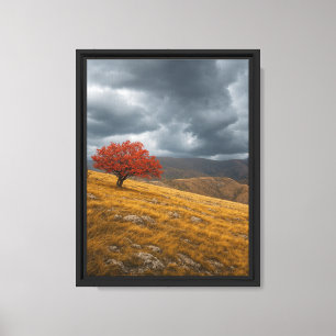 Der einsame Rote Baum auf den Herbstbergen Leinwanddruck