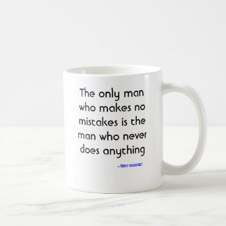 Der einzige Mann, der keine Fehler macht, ist der Kaffeetasse